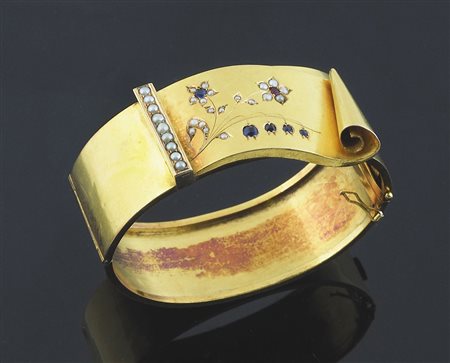 Bracciale in oro lavorazione a lastra incisa con incastonate perline e...