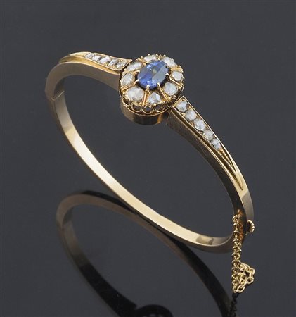 Bracciale rigido in oro con zaffiro naturale taglio ovale e diamanti taglio...