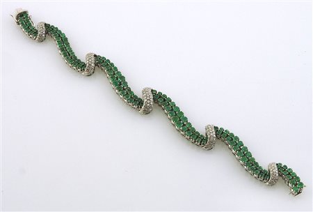 Bracciale in oro bianco ad onda composto da 128 smeraldi per tot ca ct 4 e...