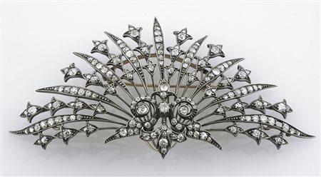 Spilla diadema in oro giallo e argento a raggiera composta da diamanti di...