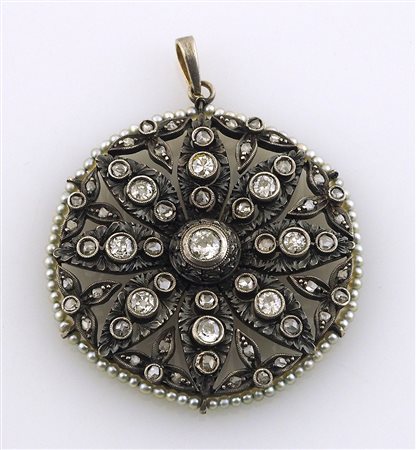 Pendente in oro giallo e argento di forma rotonda con lavorazione a traforo...