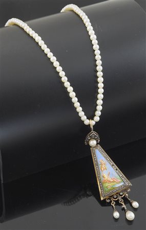 Collana ad un filo di perle con pendente triangolare all'interno figure di...