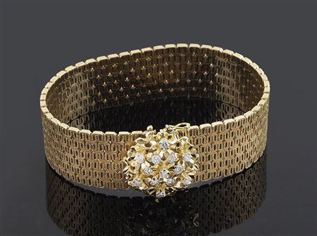 Bracciale a maglia larga in oro giallo con chiusura floreali ricoperta da...