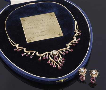 Parure in oro giallo e rubini composta da collier con pendenti e piao di...
