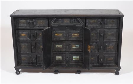 Monetiere da tavolo in legno scuro con cassetti e 2 ante al centro. XIX...