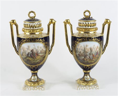 Coppia di vasi in porcellana blu e oro con decori policromi raffiguranti...