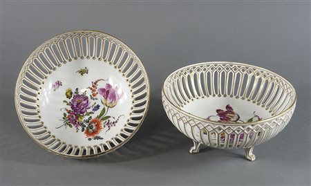 Coppia di cestini centrotavola in porcellana con decori policrom a motivi...