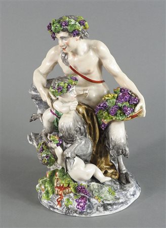 Scultura in porcellana policroma raffigurante famiglia di fauni. Reca il...