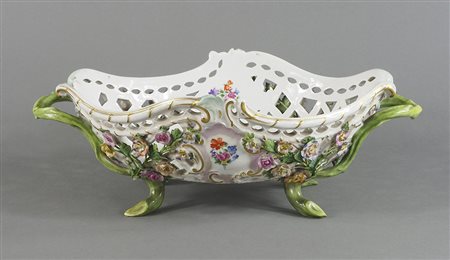 Meissen Spade: centrotavola ovale in porcellana policroma con applicazioni di...