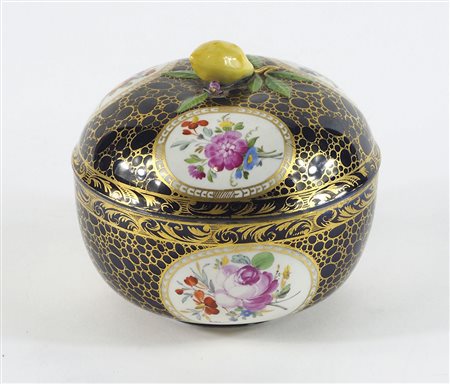 Meissen Spade: zuppiera in porcellana blu con decori policromi e dorati a...