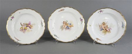 Meissen Spade: lotto di 3 piatti in porcellana policroma con decori di putti...