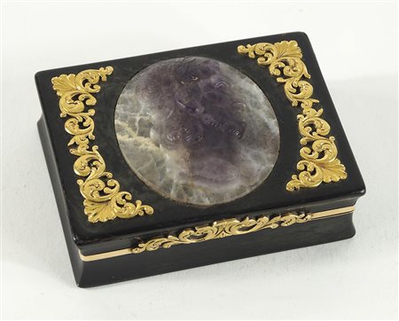 Scatoletta rettangolare in tartaruga con applicazioni in oro giallo, interno...