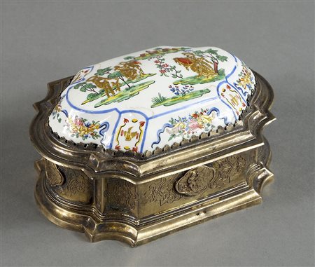 Scatoletta portagioie in argento dorato finemente inciso con figure, sul...