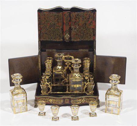 Set di bicchieri e bottiglie in cristallo custoditi entro mobiletto in legno...