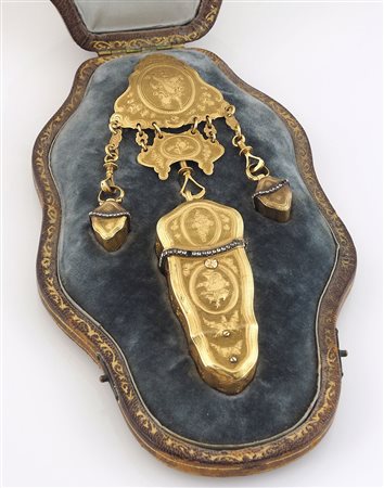 Splendido etui da viaggio in oro giallo e brillantini, incisioni a motivi...