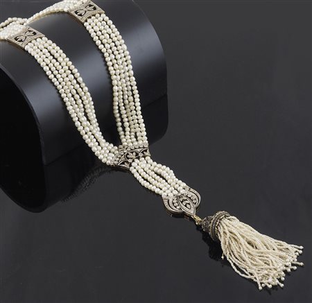 Bellissima collana a 5 fili di perline intervallate da piastrine in oro...