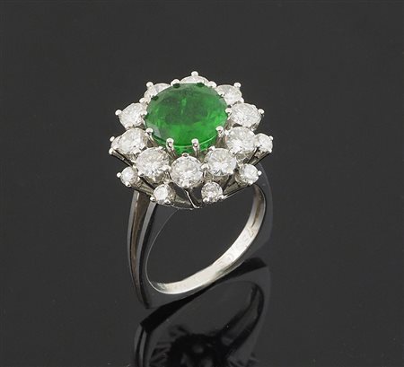 Anello in oro bianco a margherita composta da doppia corona di diamanti...