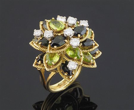 Grande anello a cupola in oro giallo 14 kt a forma di fiore, petali composti...