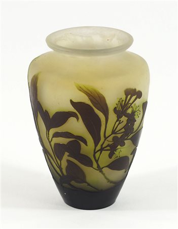Emil Gallè 1846-1904 Vaso in vetro nei toni del verde e marrone con decori....