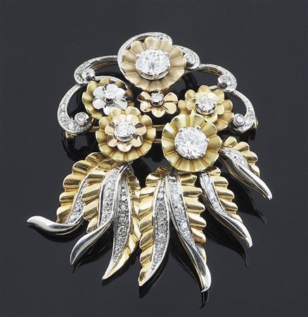 Spilla in oro bianco e oro giallo a forma di fiore e foglie con brillanti,...
