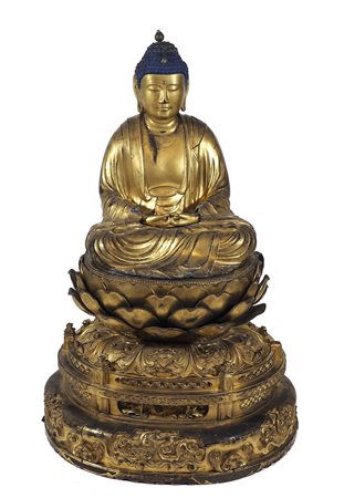 Grande scultura in legno dorato scolpito raffigurante Buddha in meditazione,...