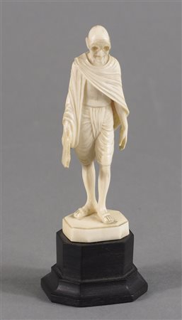 Piccola sculturina in avorio finemente inciso raffigurante Mahatma Gandhi,...