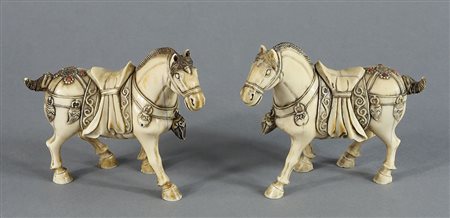 Coppia di cavalli in avorio finemente inciso e scolpito con applicazioni di...