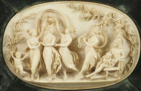 Placca ovale in avorio scolpito raffigurante allegoria della musica. XVIII...