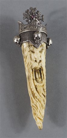Piccolo corno in avorio scolpito raffigurante volto sormontato da corona in...