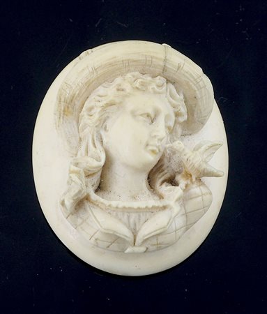 Medagione ovale in aviorio finemente scolpito raffigurante busto femminile...