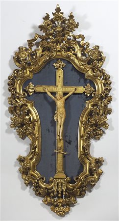 Scultura in avorio finemente scolpito raffigurante crocifisso, entro cornice...