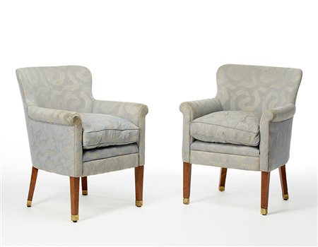 Coppia di poltrone con gambe alte e puntali in ottone nello stile di...