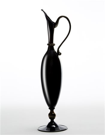 Manifattura di Murano Brocca in vetro ametista scuro fortemente iridato e con...