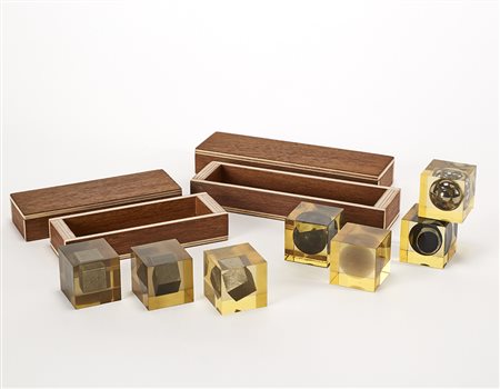 Enzo Mari "Cubi in resina" Due serie di 4 e di 3 cubi in resina contenenti...