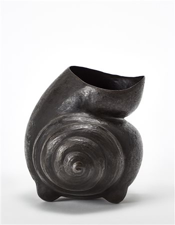 Umberto Bellotto (Venezia 1882 - Venezia 1940)Vaso scultura a forma di...
