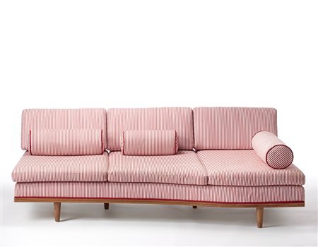 Divano a tre posti in legno chiaro con struttura di forma trapezoidale,...