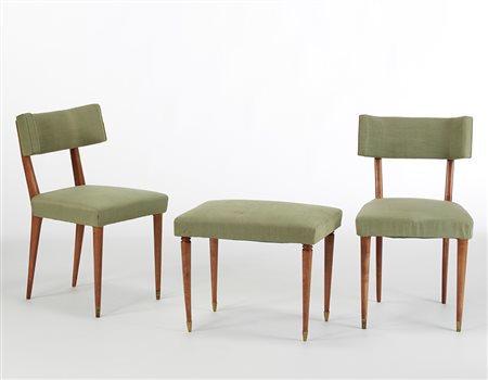 Due sedie e un poggiapiedi con struttura in mogano massello e rivestimento in...