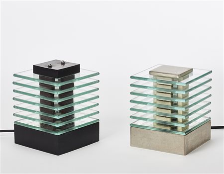 Due lampade da tavolo con struttura in materiale sintetico, plastica, metallo...