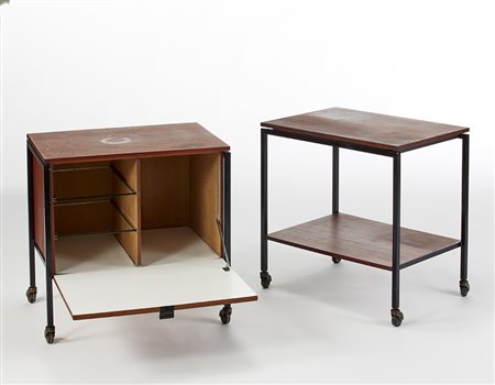 Due carrelli con struttura in profilato metallico laccato nero, ripiani e...