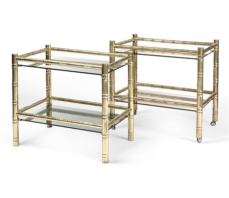 Coppia di tavolini rettangolari con struttura in ottone lucidato simulante il...