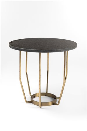 Tavolino con piano circolare in granito grigio e struttura in ottone a sei...