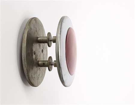 Maniglia in alluminio con tondo in rame smaltato rosso. Italia, anni '70. (d...