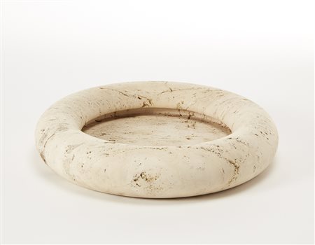 Posacenere in travertino di forma circolare. Italia, anni '70'/80. (d cm...