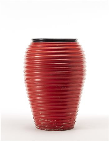 Vaso a scanalature orizzontali rosso con bordo nero. Italia, anni '30. (h cm...