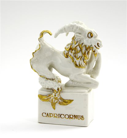 Cacciapuoti "Capricornus"Scultura in ceramica smaltata in bianco sotto...