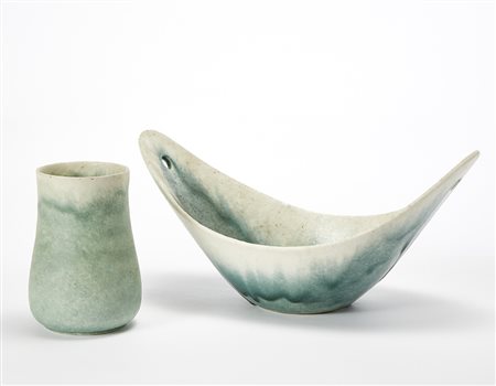 Centrotavola composto da una vasca ed un vaso in ceramica smaltata a colature...