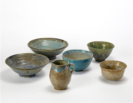 Gruppo di cinque ciotole e una brocca in ceramica smaltata con colature nei...