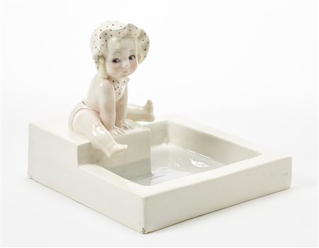 Sandro Vacchetti (Carrù 1889 - Torino 1976)Scultura raffigurante una bimba...