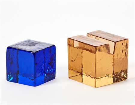 Venini Lotto di due fermacarte in vetro massello arancio e blu. Firmati a...