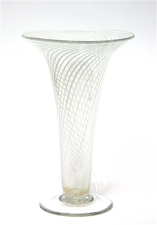 Manifattura di Murano Vaso a calla in vetro soffiato incolore a canne ritorte...